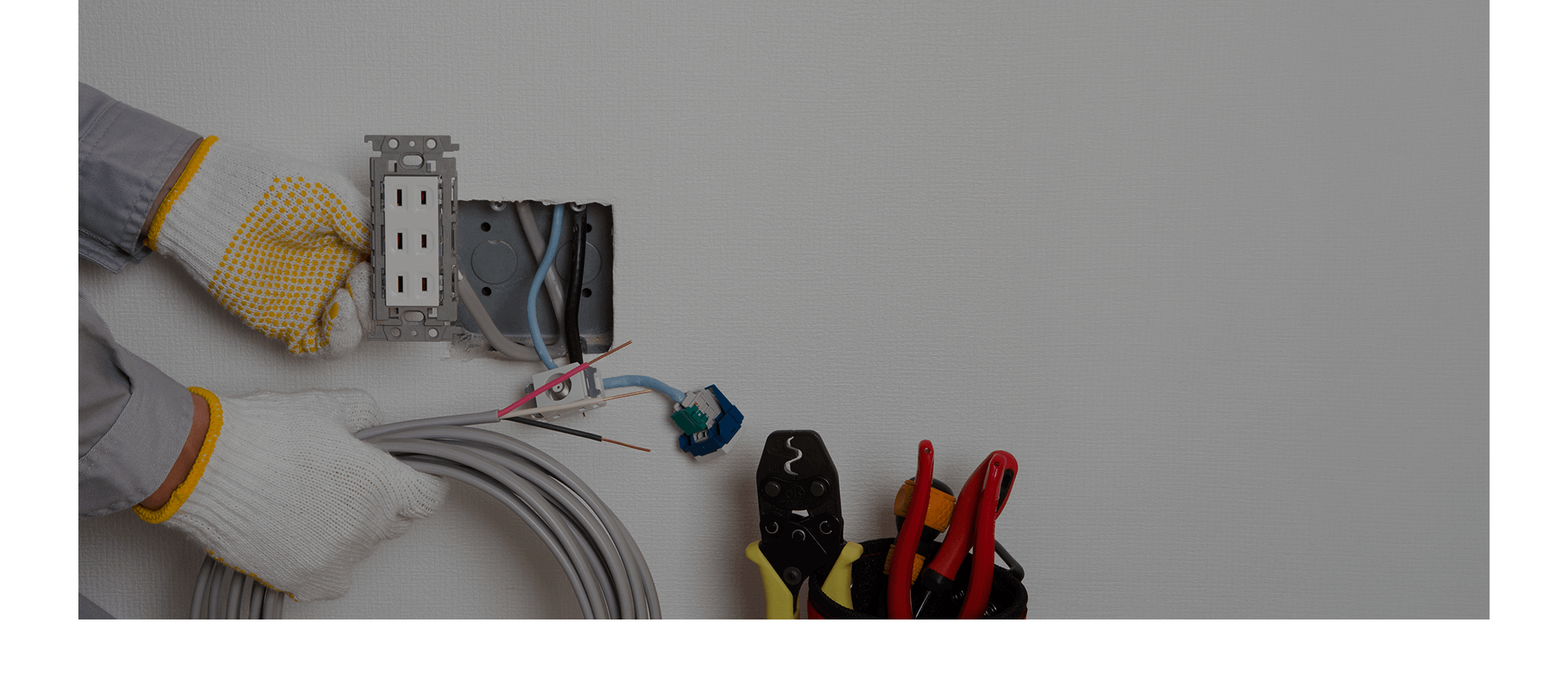 暮らしの電気をつくる仕事。 株式会社エムズテックは新潟県全域で、住宅電気工事に携わる仲間を募集しています。